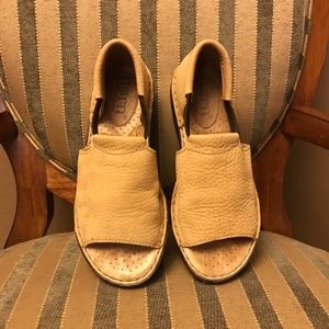 Born sandals